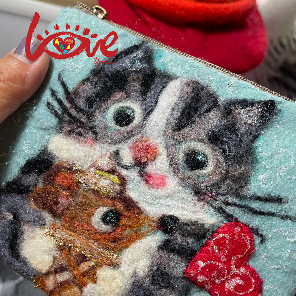 Sweat heart cat 'make friends'