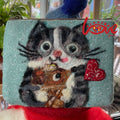 Sweat heart cat 'make friends'