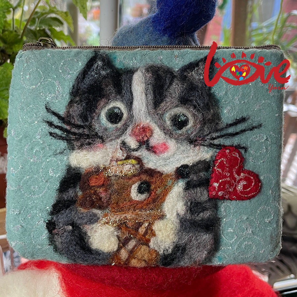 Sweat heart cat 'make friends'