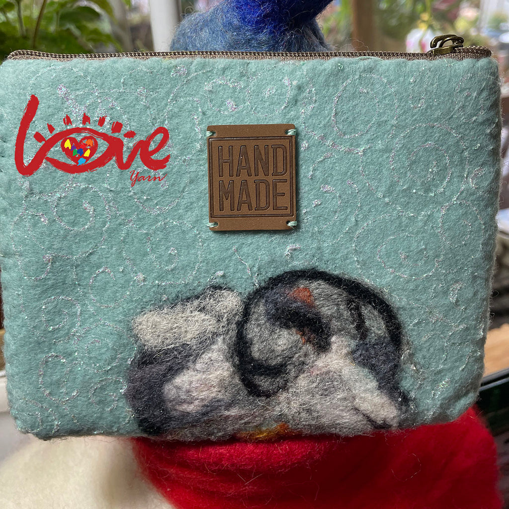 Sweat heart cat 'make friends'