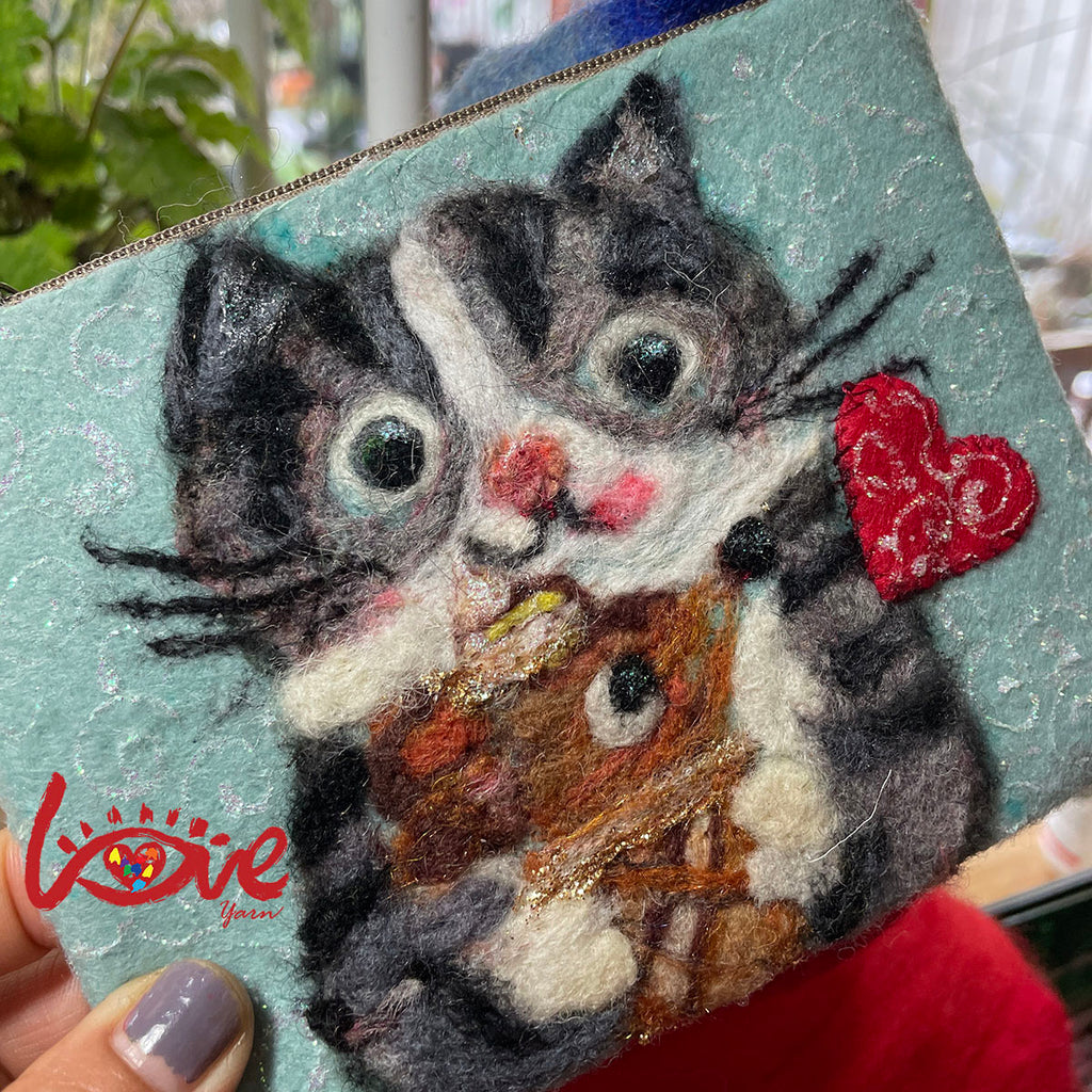 Sweat heart cat 'make friends'