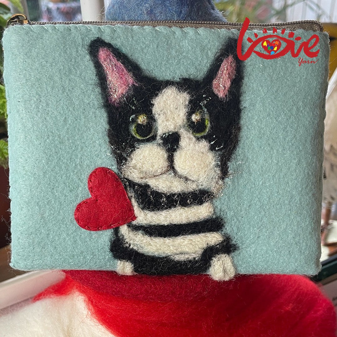 A cat with a sweet heart (green)