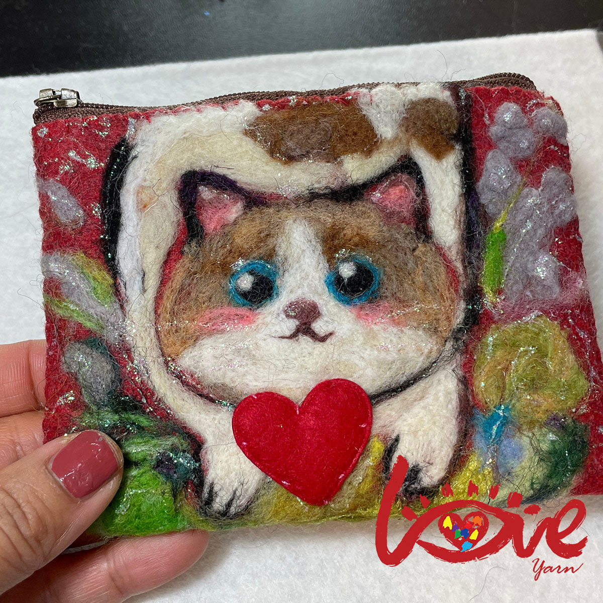 Cat holds a red heart (white)