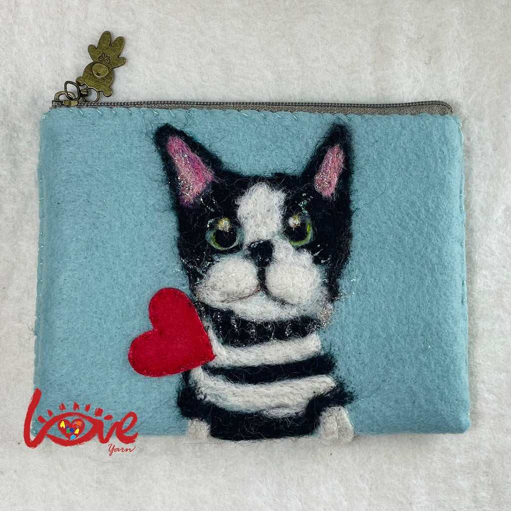 A cat with a sweet heart (green)