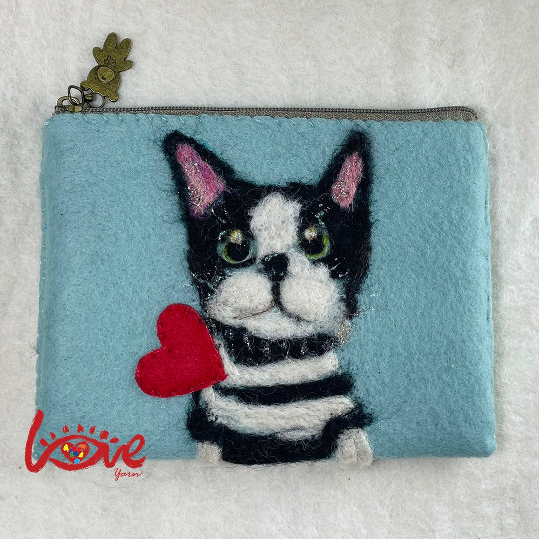 A cat with a sweet heart (green)