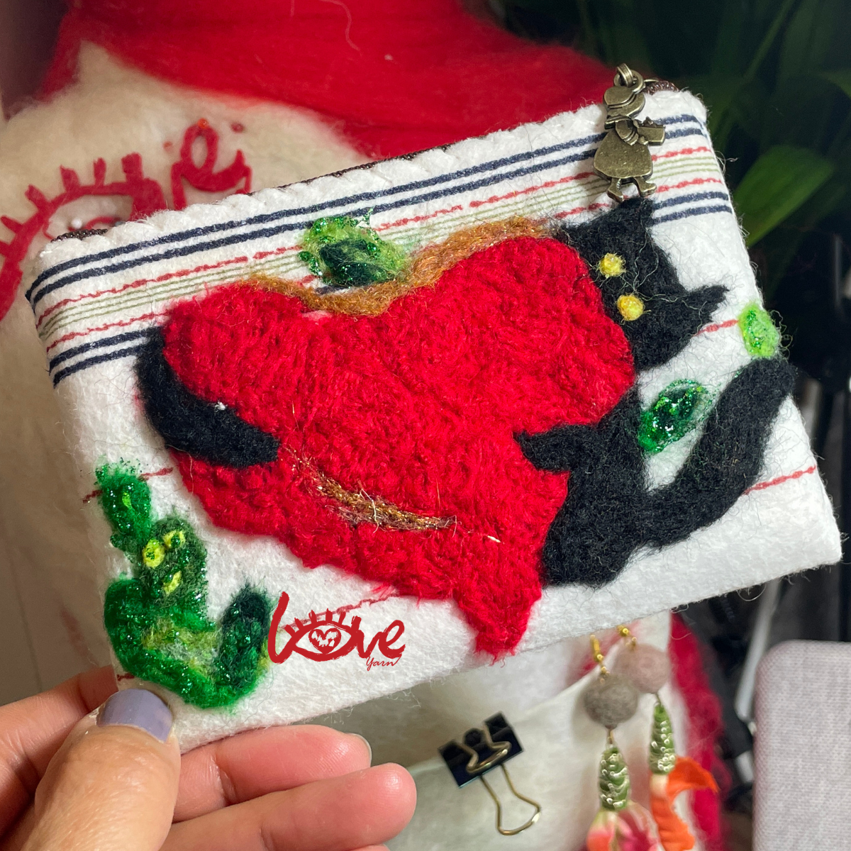 Cat holds a red heart (black)